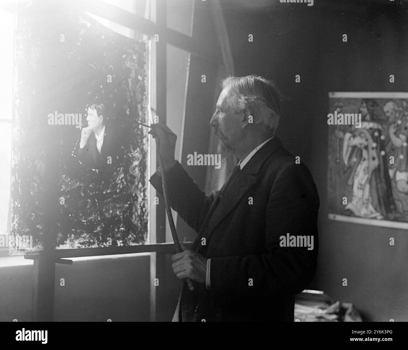 M. Silvester Sparrow , l'artiste à l'œuvre sur les portraits de vitraux . 9 janvier 1923 Banque D'Images