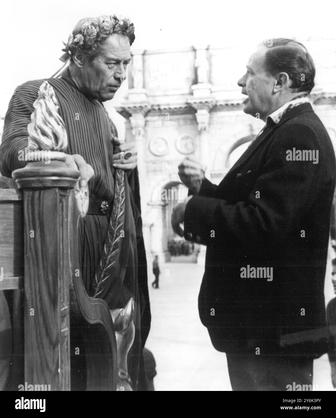 L'acteur de cinéma Rex Harrison s'habille en Julius Caesar pour son rôle dans le film Cléopâtre s'entretient avec le réalisateur Joseph L. Mankiewicz sur la production sur le plateau aux Cinecitta Studios Rome le 9 novembre 1961 Banque D'Images