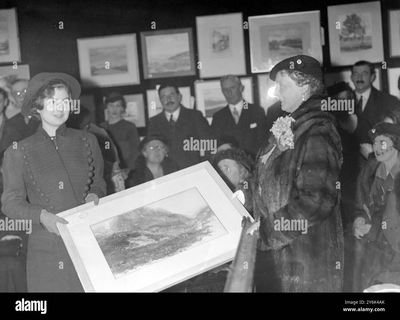 Art amateur de tous âges aux Galeries Agnew . Miss Catherine Sinclair (fille de Sir Archibald et Lady Sinclair ) , qui a obtenu quatre premiers prix sur cinq entrées recevant son prix de la princesse Alice comtesse d'Athlone . 15 janvier 1936 Banque D'Images