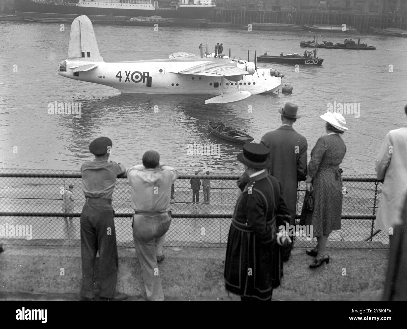 Un Beefeater de la Tour de Londres était parmi les spectateurs intéressés qui ont regardé le Sunderland Flying Boat amarré en face de Traitors Gate aujourd'hui. 14 septembre 1949 le Short S.25 Sunderland était un hydravion britannique de patrouille développé pour la Royal Air Force par Short Brothers, Banque D'Images