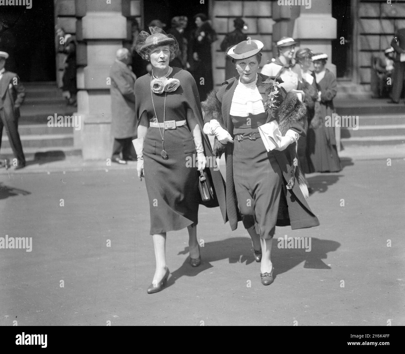 Journée de vues privées à la Royal Academy of Arts à Burlington House sur Piccadilly , London Lady Mount Temple et Miss Ormonde Lawson - Johnstone 1935 Banque D'Images