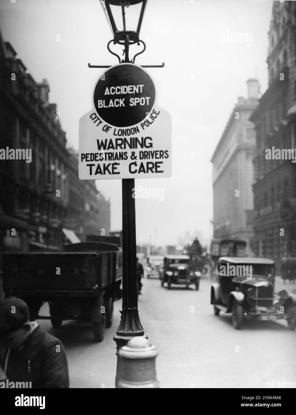 Des cercles noirs portant l'annonce sinistre 'accident Black Spot' ont été érigés sur des lampadaires à New Bridge Street E.C. London. Ils portent également l'avertissement «Pedestrialn and Drivers Take Care». Ces avis doivent être érigés à d'autres endroits dangereux de la ville dans le cadre de la nouvelle campagne menée par le ministère des Transports contre les victimes de la route. 31 mars 1936 Banque D'Images