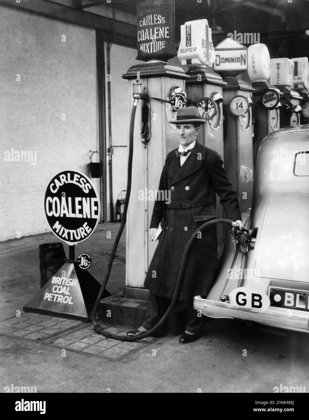 M. Tom Williams, député de Don Valley , député travailliste des mineurs qui vendent le charbon d'Askern, à partir duquel le pétrole brut est produit, a ouvert la première pompe servant à l'essence du charbon britannique à Old Brompton Road, au sud-ouest de Londres. La pompe est la première d'une série d'autres à être érigée dans tout le pays. Photo montre : M. Tom Williams , député tirant le premier gallon de la pompe à charbon-essence à Old Brompton Road 30 novembre 1935 Banque D'Images