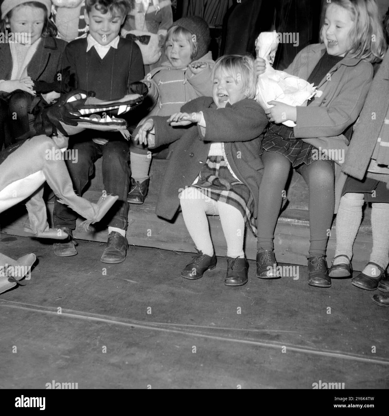 Les enfants apprennent à connaître et à jouer avec une collection de marionnettes qu'ils ont rencontrées dans une crèche dans les stalles de l'Opéra lyrique, Hammersmith . Les marionnettes du spectacle de Frank et Maisie Mumford apparaissent dans la séquence ' Peter and the Wolf ' de l'actuelle matinée qui se déroule au théâtre pour permettre aux parents de faire leurs courses sans se soucier de leurs enfants. 7 janvier 1963 Banque D'Images