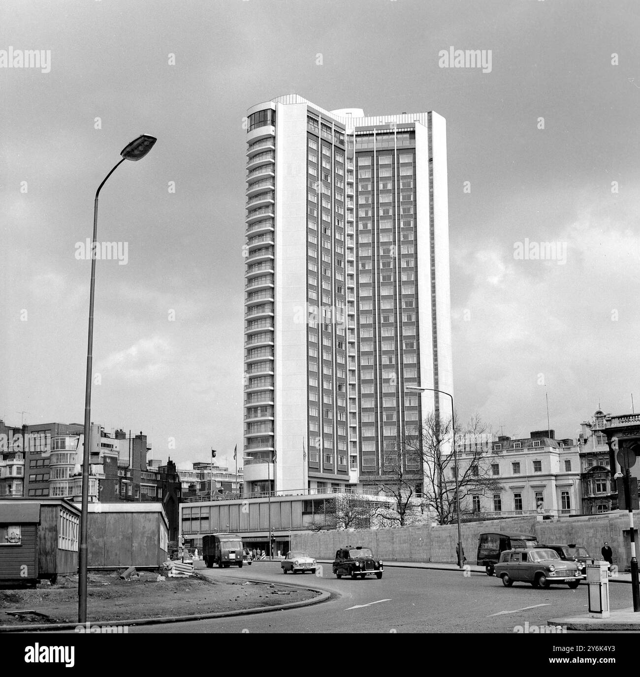 Le London Hilton Hotel à Park Lane , inauguré hier par Mme Reginald Maudling , épouse du chancelier de l'Échiquier . 18 avril 1963 Banque D'Images