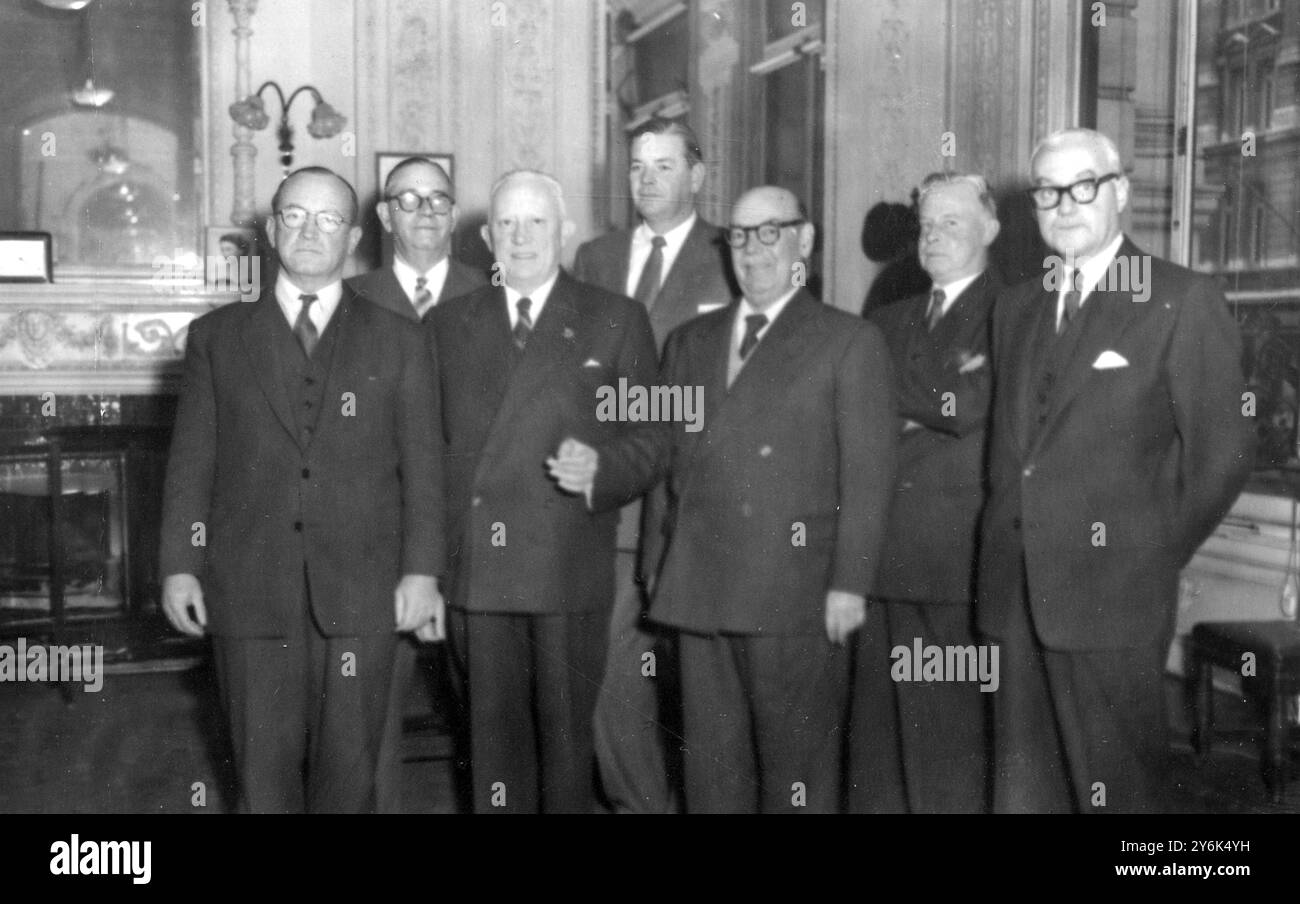 Queensland ( Australie ) la délégation de promotion est arrivée à Londres pour une visite de quatre semaines au Royaume-Uni . Au bureau de l'agent général pour le Queensland à Londres de gauche à droite ( à l'avant ) M. Leon Trout ( chef adjoint de la délégation ) , M. KJ Morris ( chef ) , M. Bruce Shearer et M. James RL Hyne , à l'arrière M. DW Garland , M. Robertson et M. TBF Gargett. 8 avril 1958 Banque D'Images