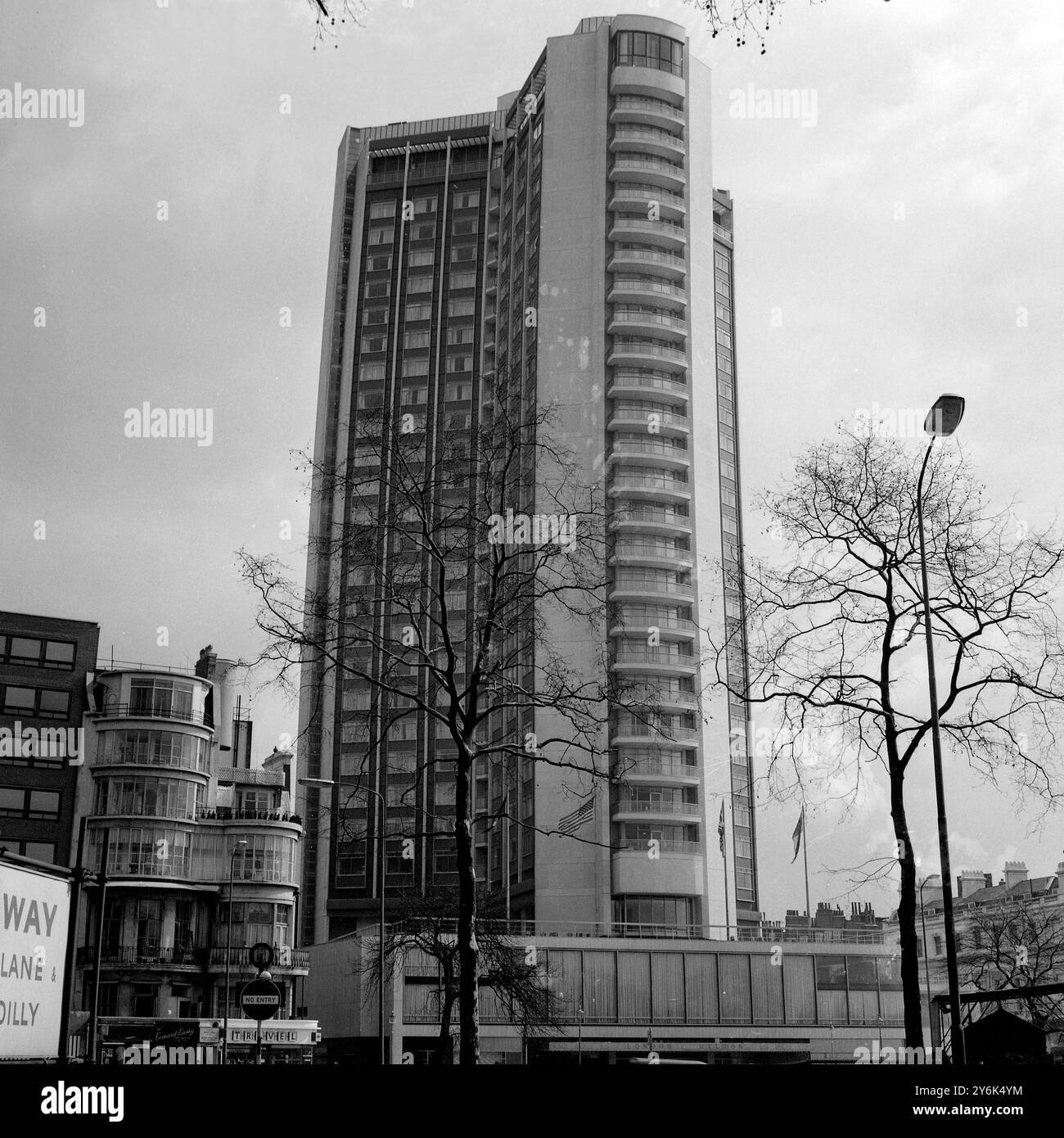 Le London Hilton Hotel à Park Lane , inauguré hier par Mme Reginald Maudling , épouse du chancelier de l'Échiquier . 18 avril 1963 Banque D'Images