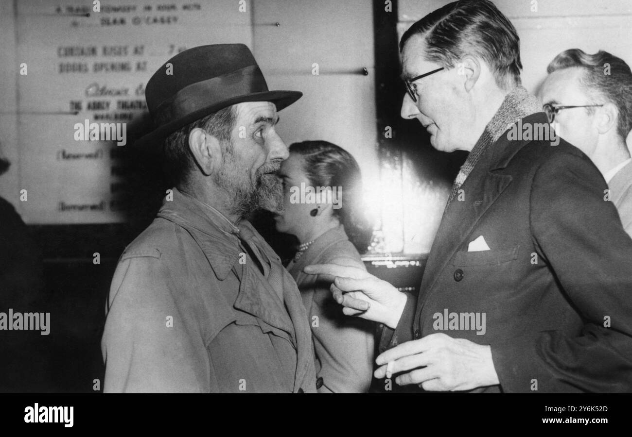 Dublin : Lennox Robinson discutant avec M. Gregory , cousin Germain de la célèbre Lady Gregory des premiers jours de théâtre d'Abbey , quand l'Abbey Theatre a ouvert au Queens Theatre ici avec Sean O ' Casey 'The Silver Tassey ' M. Gregory ( à gauche ) a donné à M. Robinson une certaine aide quand il écrivait ses mémoires. Septembre 1951 Banque D'Images