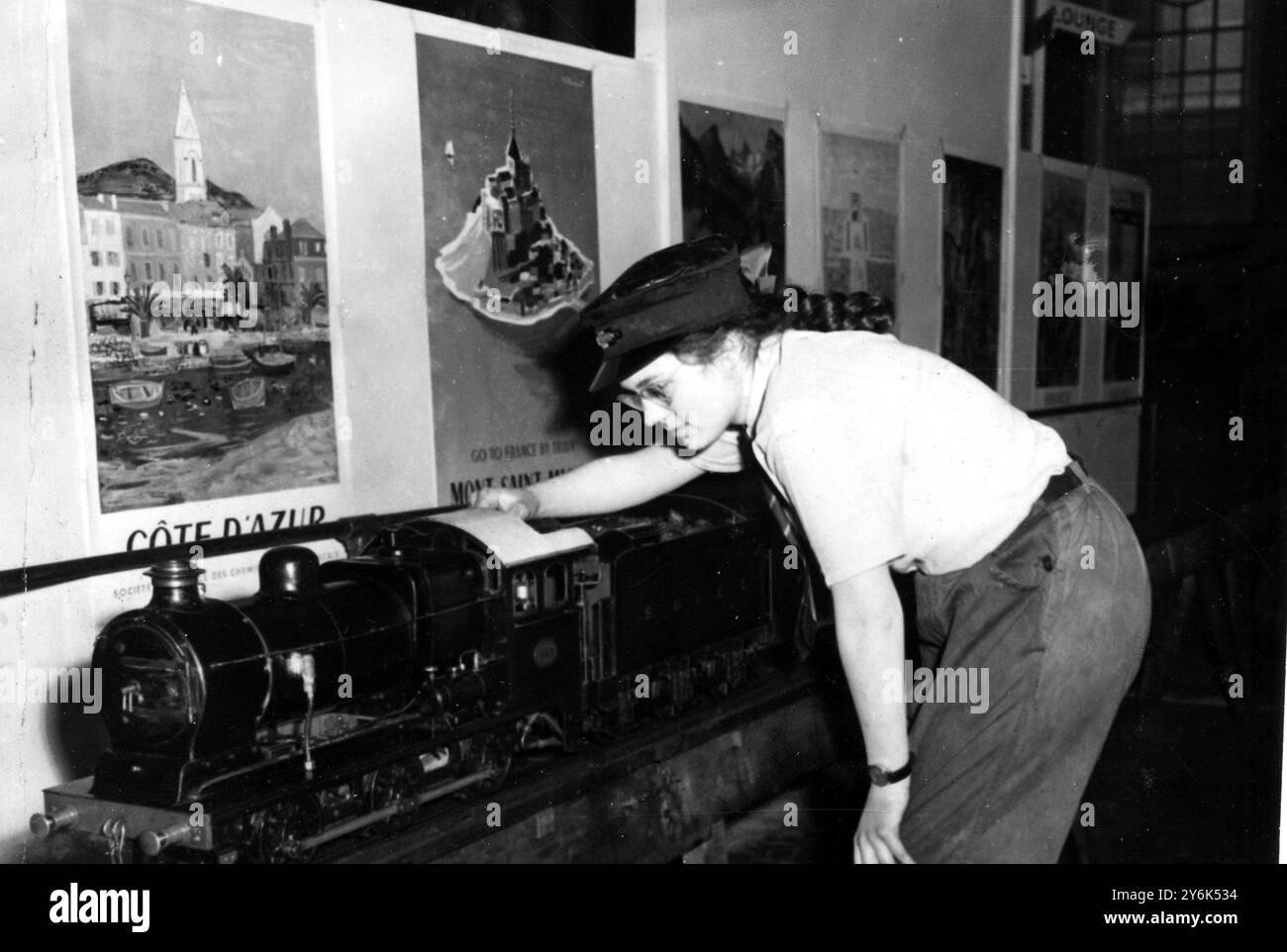 Exposition annuelle du club de chemin de fer modèle au Central Hall , Westminster , Londres . Étudiante universitaire Miss Ann carter âgée de 20 ans de Norbury est vue avec une locomotive modèle construite en 1928. Réplique d'un moteur utilisé à cette époque par Great Eastern Line. 8 avril 1958 Banque D'Images