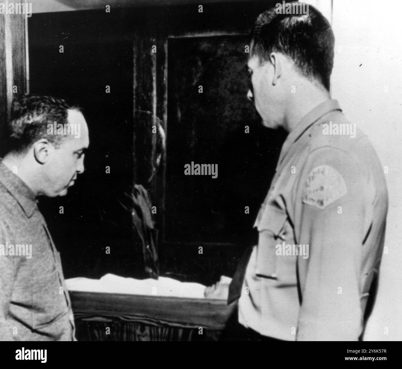 Los Angeles , Californie USA ex Gambling King - PIN Mickey Cohen gauche voit son garde du corps Johnny Stompanato une fois que le premier est venu à réclamer dans la morgue de Los Angeles ville Johnny Stompanato poignardé à mort par 14 ans fille de Lana Turner . Cheryl Crane, fille de son précédent mariage, a été accusée de meurtre. 1958 Banque D'Images