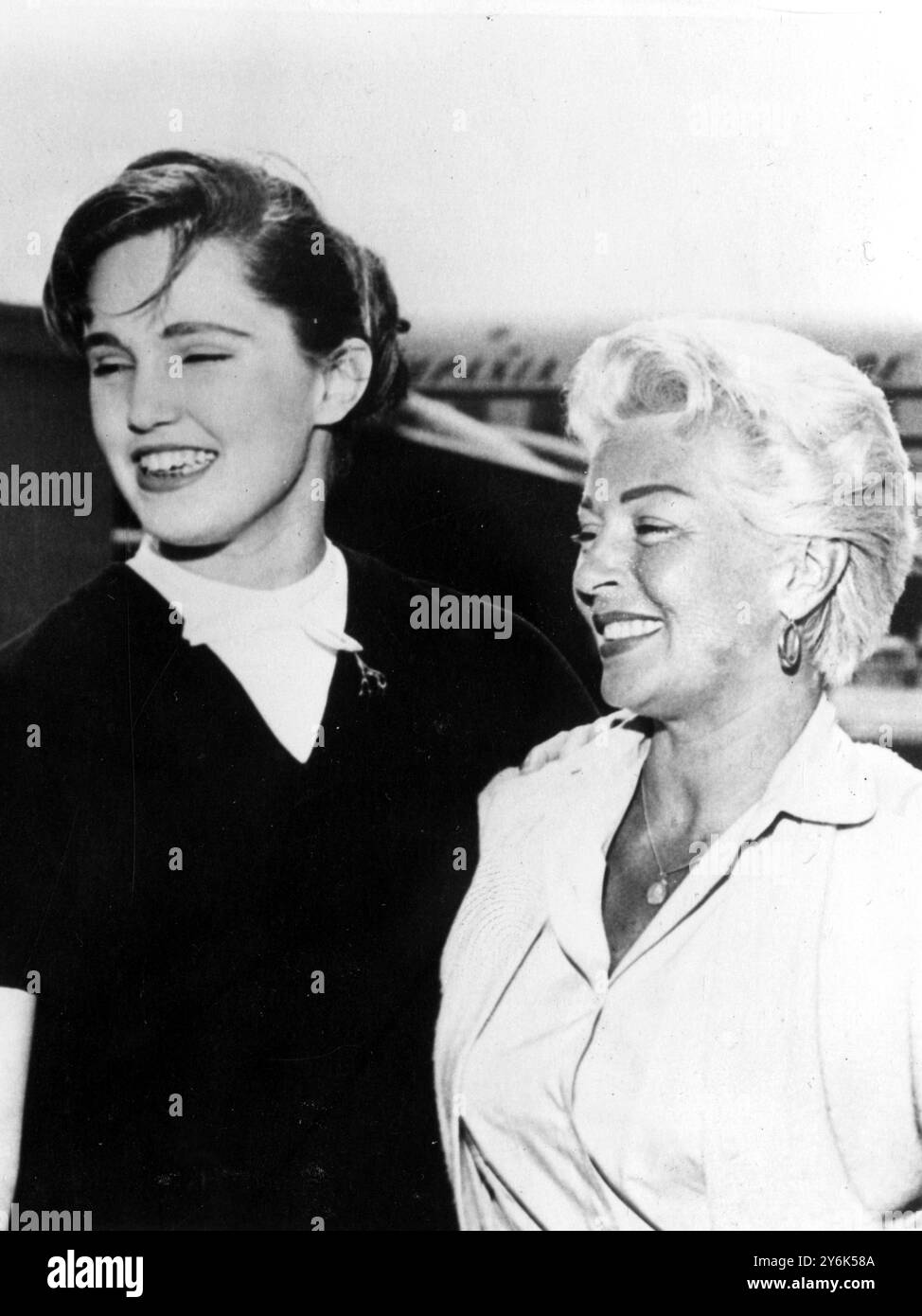 Beverly Hills , Californie Etats-Unis Johnny Stompanato poignardé à mort par la fille de 14 ans de Lana Turner . L'actrice Lana Turner et sa fille issue du mariage Cheryl Crane ont été accusées de meurtre. 1958 Banque D'Images