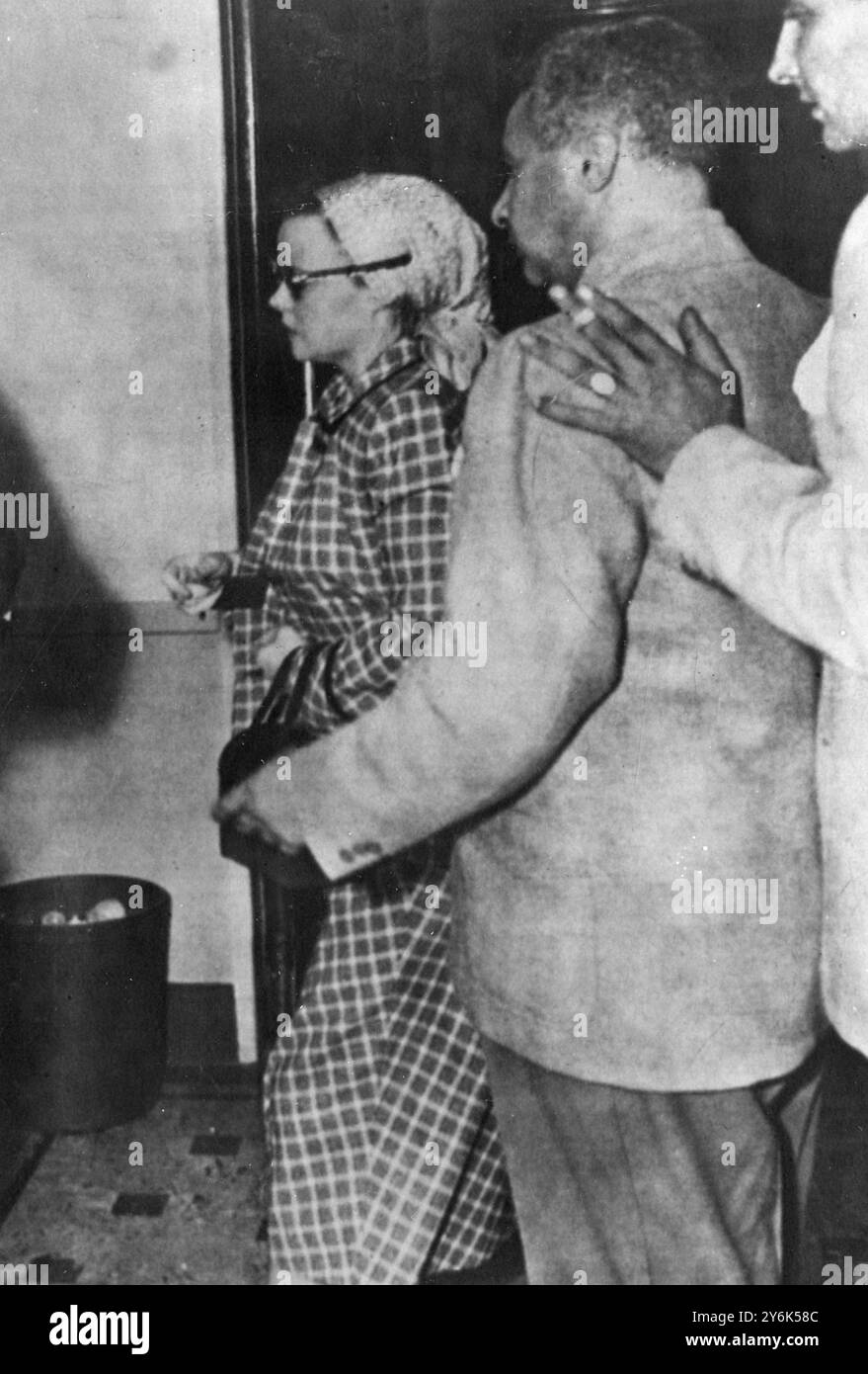 Beverly Hills , Californie Etats-Unis Johnny Stompanato poignardé à mort par la fille de 14 ans de Lana Turner . Johnny Stompanato , à droite avec Mme Mickey Cohen , à gauche et Frank Nicoli , au centre , lorsqu'ils ont rendu visite au gangster Micky Cohen en 1949 lorsque Cohen a été abattu dans une guerre de gangs pour des droits sur la région de Los Angeles . 5 avril 1958 Banque D'Images