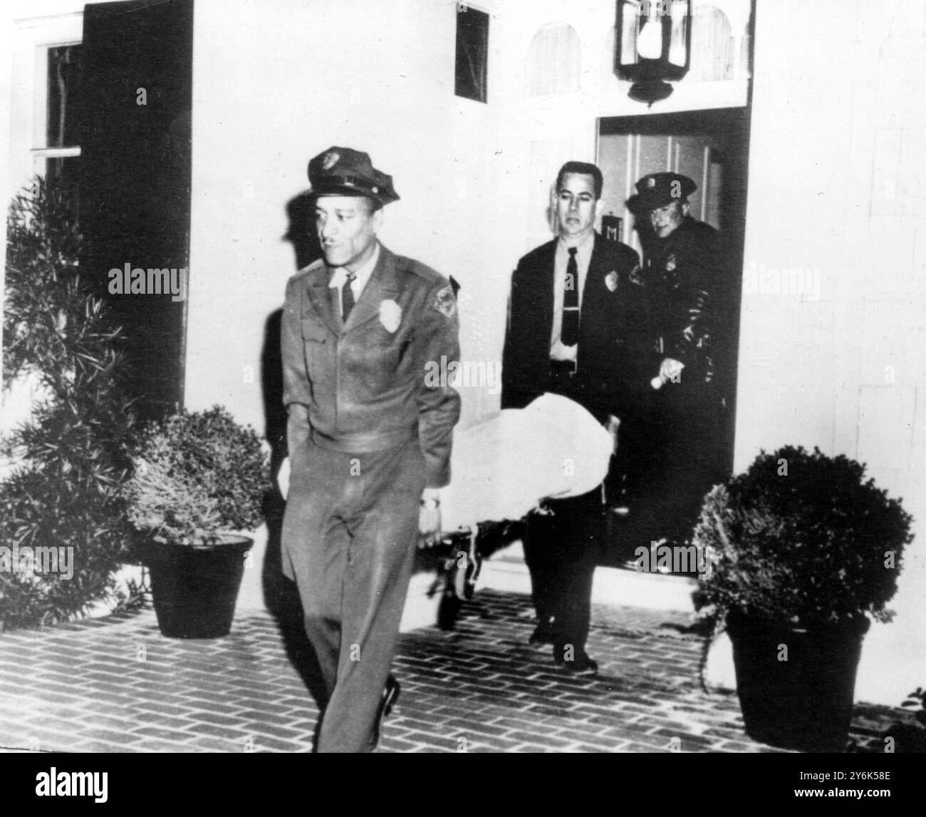 Beverly Hills , Californie Etats-Unis Johnny Stompanato poignardé à mort par Cheryl Crane, fille de 14 ans de Lana Turner . Crane a été inculpé de meurtre. Corps de Stomapanto réalisé de l'actrice Lana Turners maison . 1958 Banque D'Images