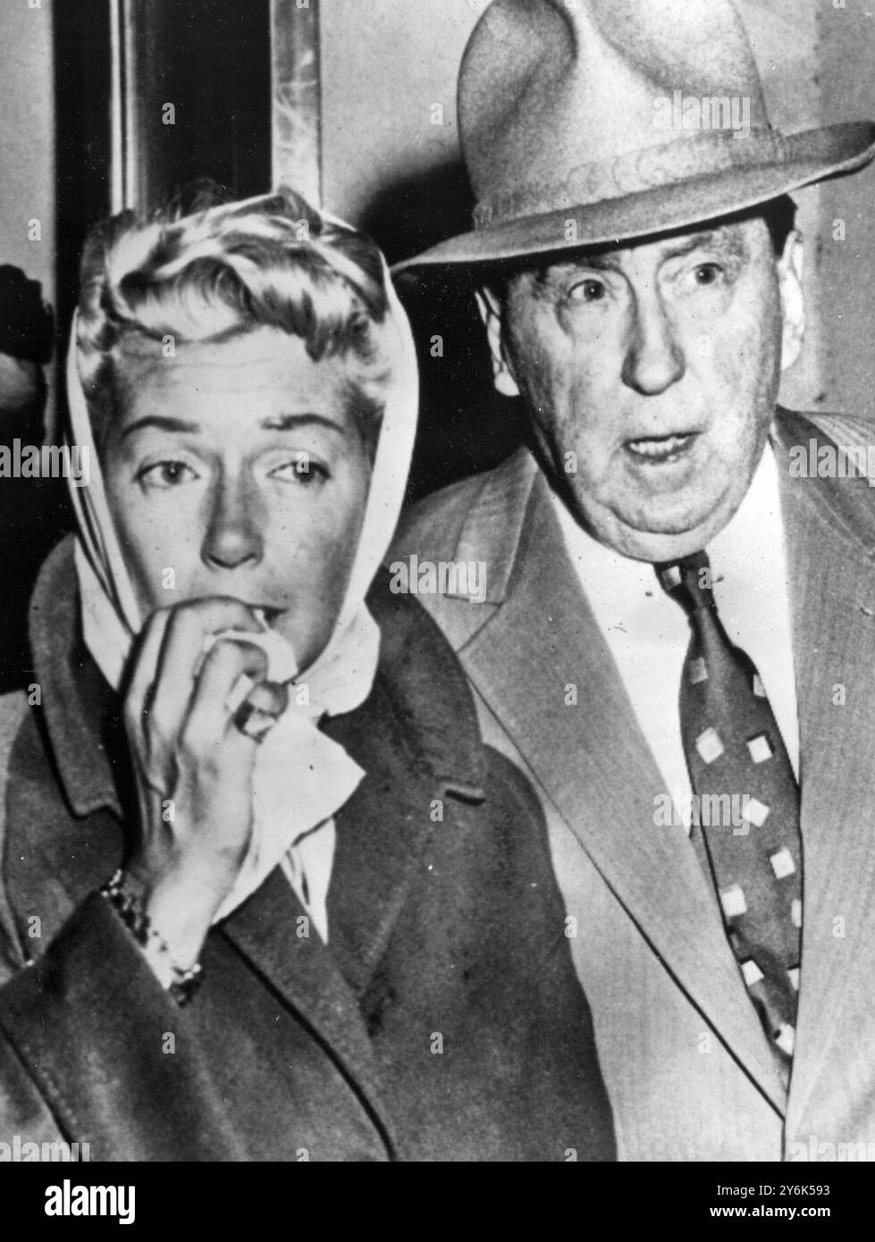 Beverly Hills , Californie Etats-Unis Johnny Stompanato poignardé à mort par la fille de 14 ans de Lana Turner . L'actrice Lana Turner et le célèbre avocat Jerry Giesler au poste de police de Beverly Hills, sa fille Cheryl a été inculpée. 1958 Banque D'Images