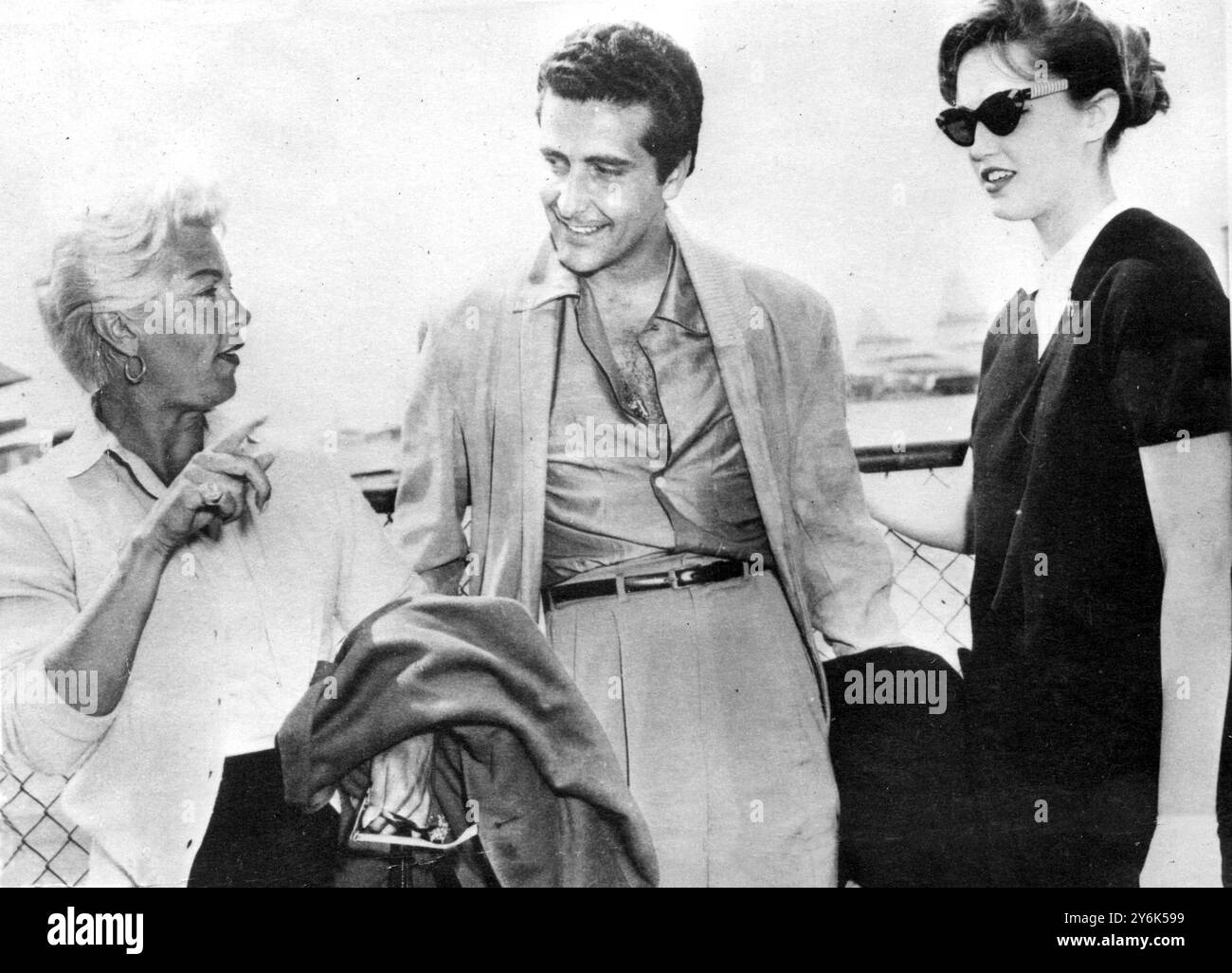 Beverly Hills , Californie Etats-Unis Johnny Stompanato poignardé à mort par la fille de 14 ans de Lana Turner . Cheryl Crane , à droite , parle à Lana Turner ( sa mère ) , à gauche et joueur Johnny Stompanato à l'aéroport de Los Angeles le mois dernier quand Lana Turner et Stompanato sont revenus de vacances au Mexique . 5 avril 1958 Banque D'Images