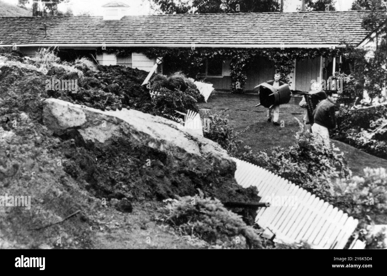 Oakland California Mud Slide force la résidence à fuir à East Oakland, État de Californie . 2 avril 1958 Banque D'Images