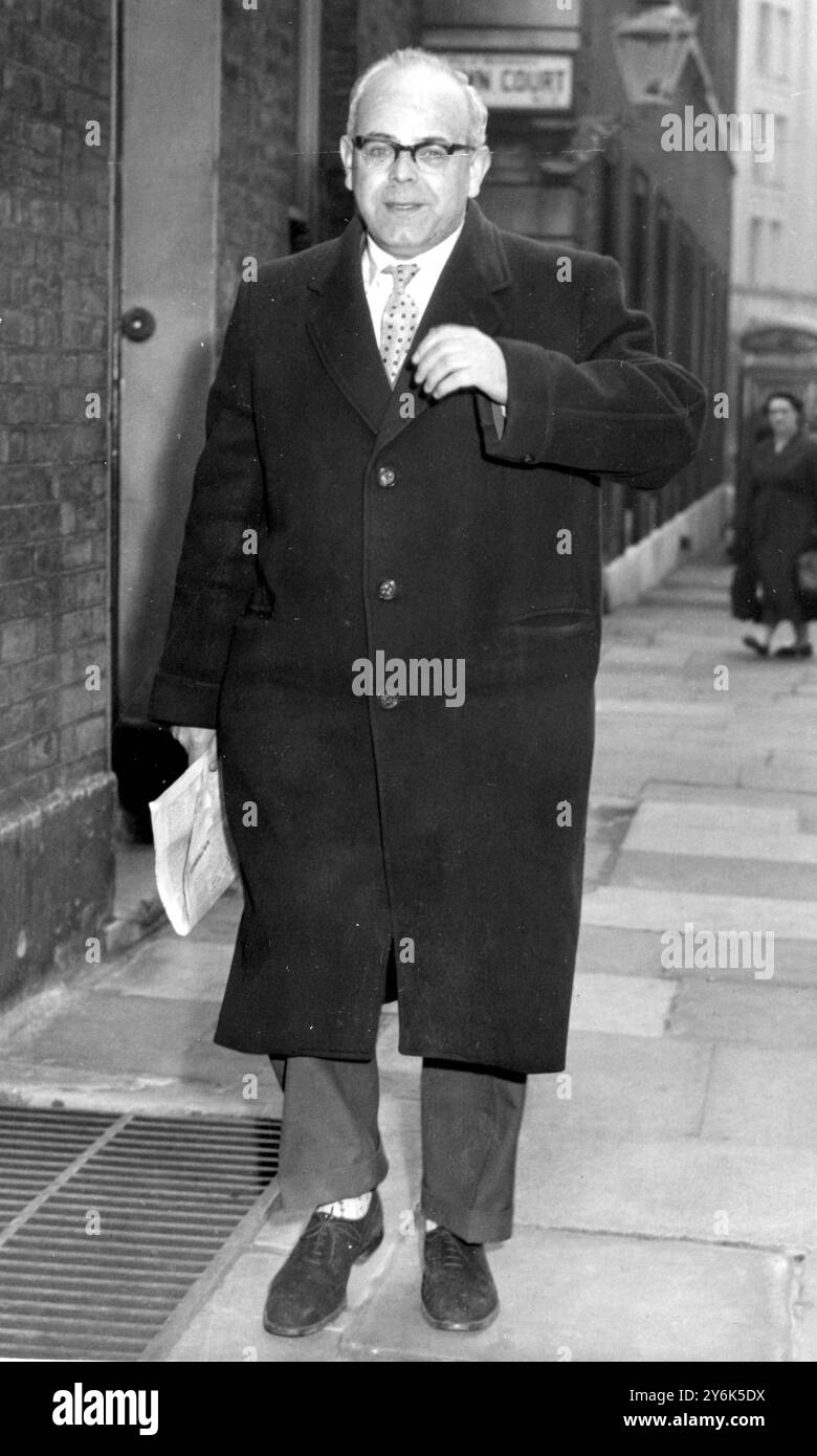 Bow Street, Londres cinq hommes de la ville accusés de complot alléguant conspiration pour tricher et escroquer Eric James Limpkin 38 arrivée à Bow Street Magistrates court. 2 avril 1958 Banque D'Images