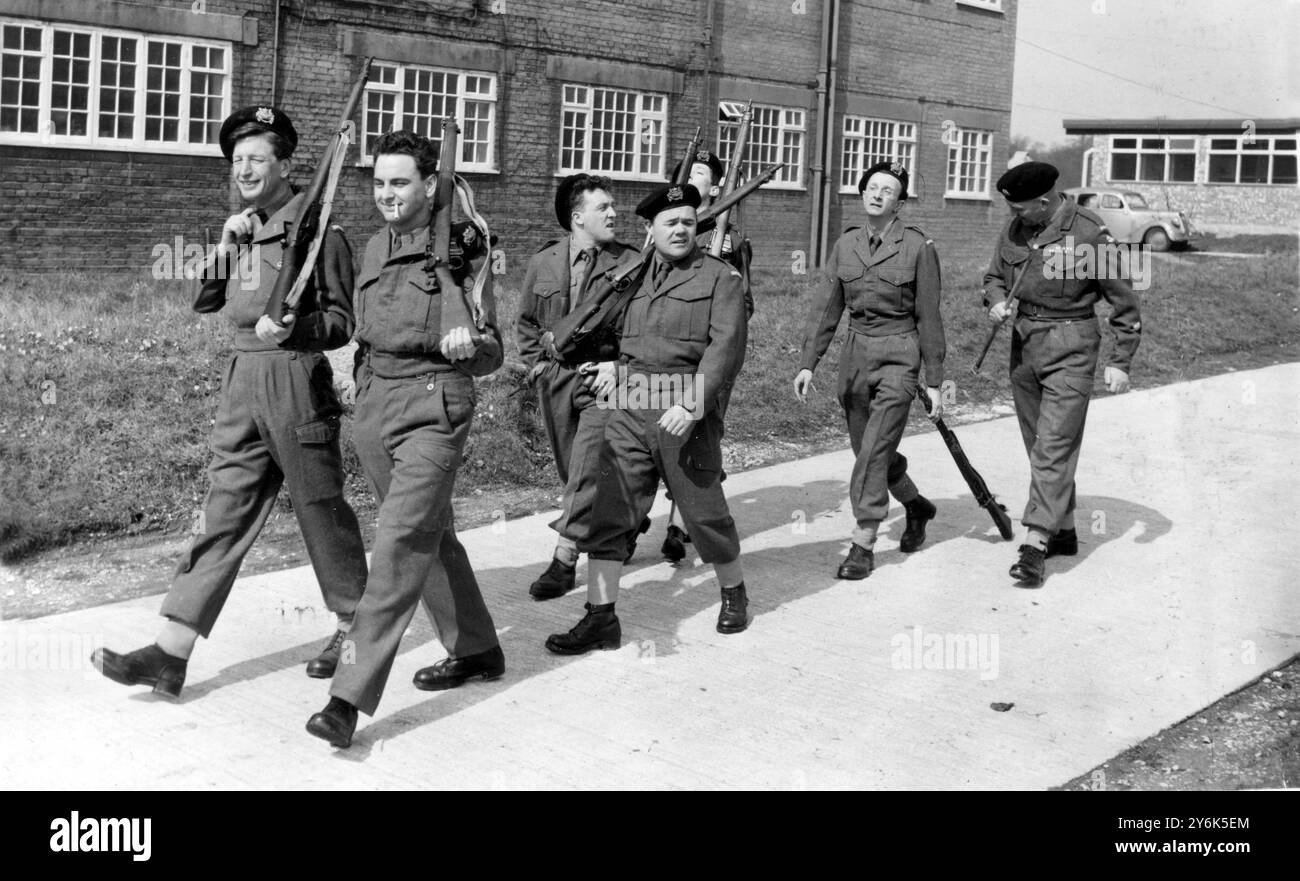 Pinewood Angleterre Un sergent-major de l'armée britannique tente d'enseigner aux acteurs le pied et le bras exercice pour le Nouveau film britannique . C . S . M . Douglas Fairbanks du Queen ' s Royal Regiment , forant son escouade à Pinewood . Une attention particulière est accordée à Charles Hawtrey , (soldat Golightly ) et de gauche à droite Terrance Longdon ; comédien Bob Monkhouse ; Norman Rossington ; Gerald Campion ; Kenneth Williams ( partiellement caché ) . 2 avril 1958 Banque D'Images