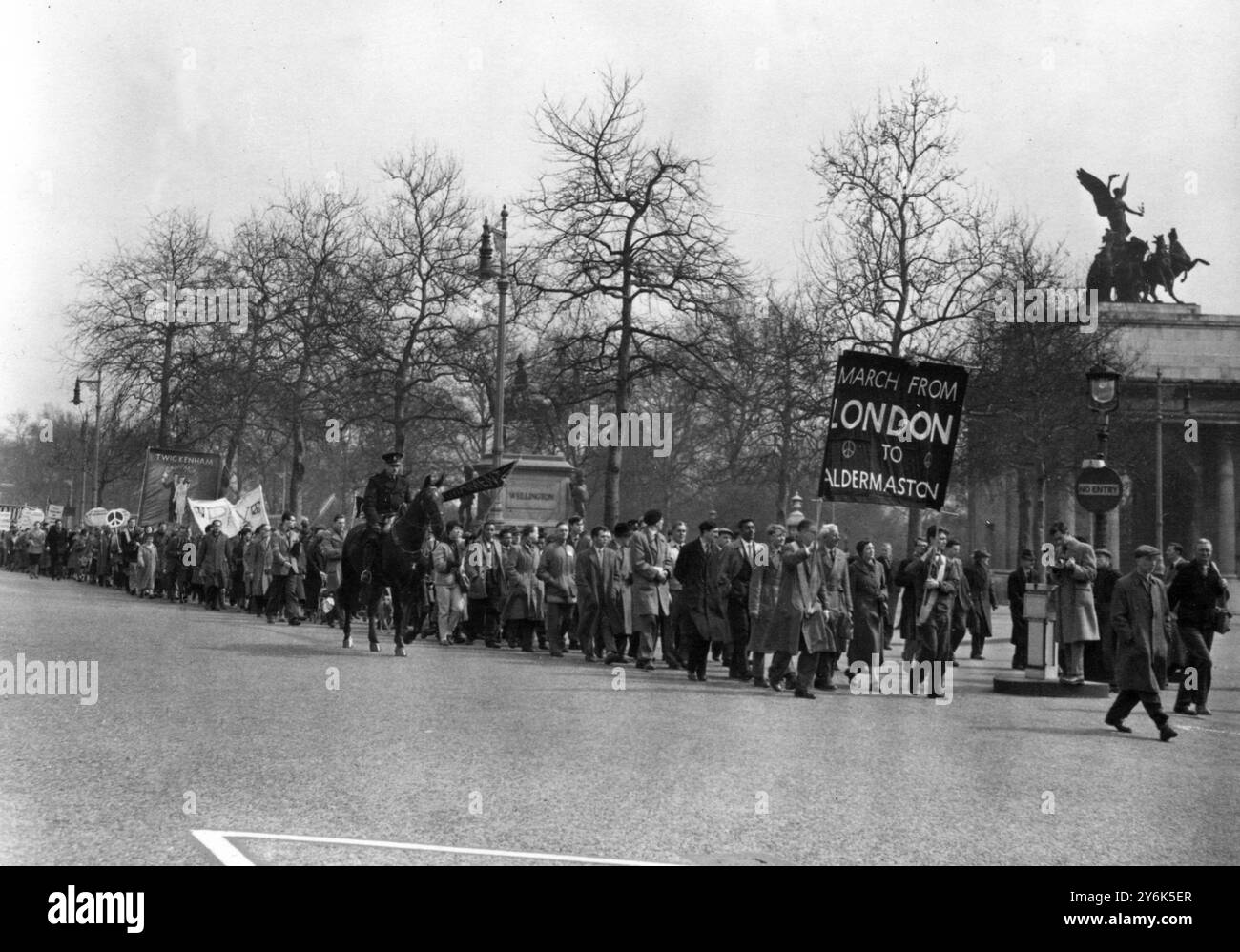 Hyde Park , Corner anti - H - marche à la bombe plusieurs milliers de personnes ont commencé ce matin un trek de quatre jours de Trafalgar Square Londres à l'établissement de recherche sur les armes atomiques Aldermaston , Berkshire . Le but de la marche de 49 Miles est de protester contre la production d'armes nucléaires . 4 avril 1958 Banque D'Images