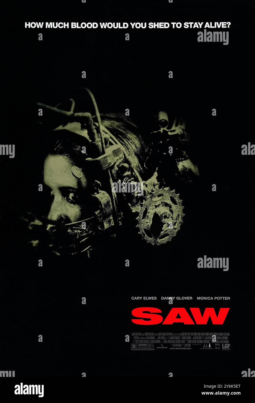 SAW (2004) réalisé par James Wan et mettant en vedette Cary Elwes, Leigh Whannell et Danny Glover. Deux hommes se réveillent dans une salle de bain délabrée, enchaînés à des tuyaux, et doivent démêler le jeu mortel mis en place par un tueur sadique connu sous le nom de Jigsaw. Photographie d'une affiche originale américaine d'une feuille de 2004 ***USAGE ÉDITORIAL SEULEMENT***. Crédit : BFA / Lionsgate Banque D'Images