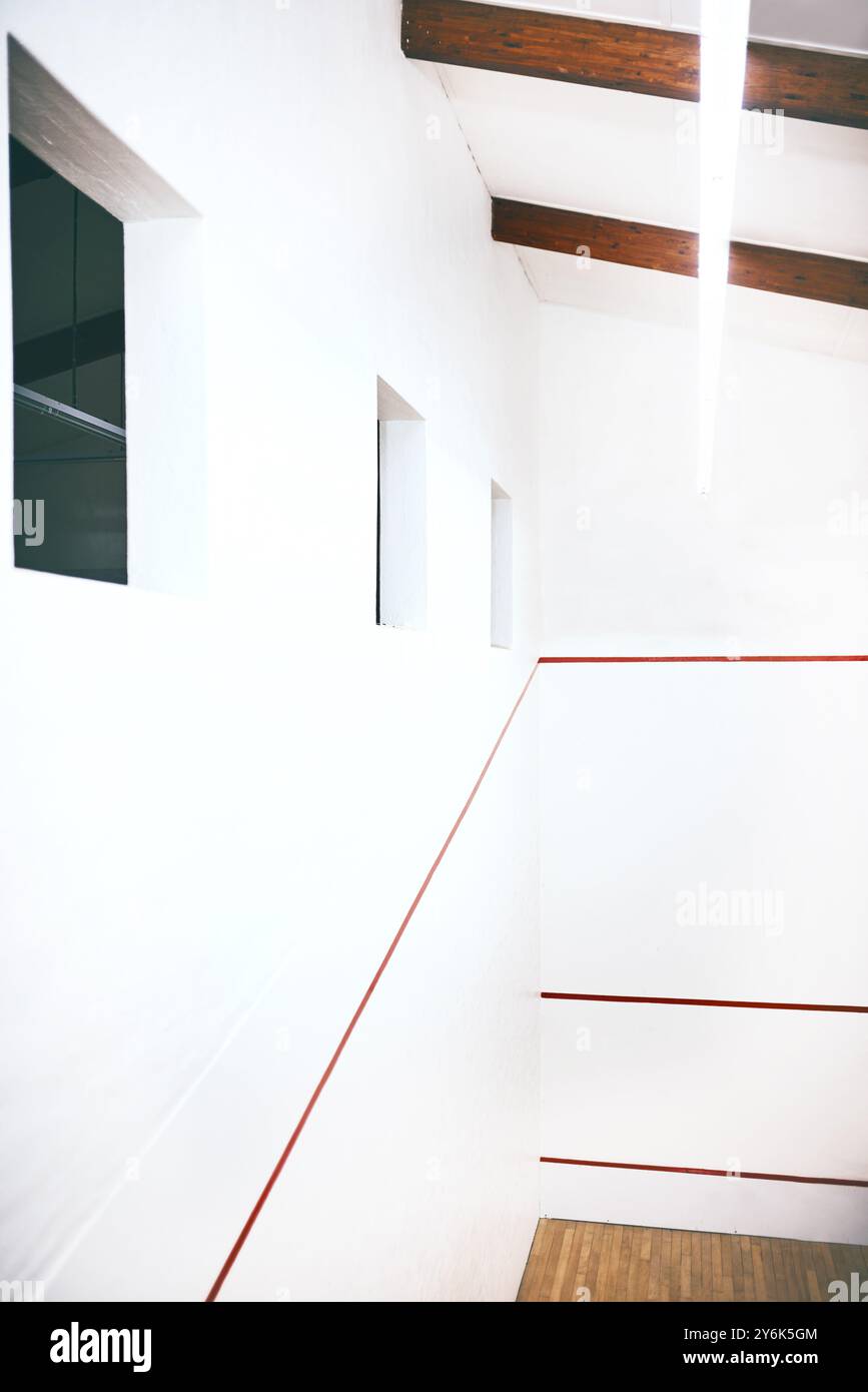 Sport, vide ou mur de court pour squash, activité ou ouvert pour disponibilité dans le centre de fitness. Racquetball, marquage intérieur ou ligne dans la salle de gym Banque D'Images