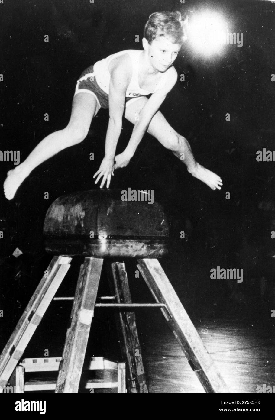 Stockholm Suède voler haut sur le buck pendant un cours de gymnastique est le prince héritier Carl Gustaf de Suède. Dans une exposition à Broms School . 30 mars 1958 Banque D'Images