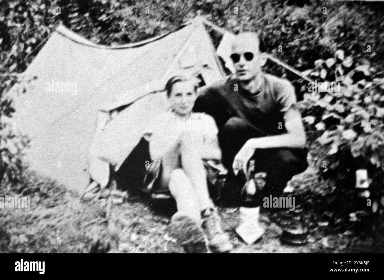 Ancien G . I . Déserteur il y a 14 ans Wayne Powers de Missouri USA 37 ans est détenu par les autorités militaires américaines en attendant l'enquête raison de la désertion il a dit qu'il est tombé amoureux de la jeune fille française Yvette Beleuse avec qui il vit avec quatre enfants vivant maintenant à Mont Dorigny . Instantané de Wayne Power (à droite ) avec un neveu de sa conjointe de fait . 28 mars 1958 Banque D'Images