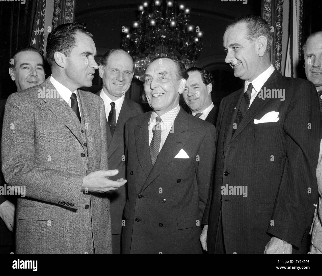 Washington DC une délégation du Parlement britannique a appelé à la capitale pour rendre hommage au vice-président Richard M. Nixon M. Nixon , Charles Doughty , Sir James Henderson - Stewart , chef du groupe Lord St Oswald et chef de la majorité au Sénat Lyndon Johnson . 27 mars 1958 Banque D'Images