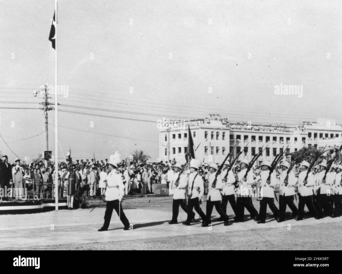 Karachi Pakistan le 23 mars est le jour de la République du Pakistan la marche du contingent de l'armée irakienne devant le président du Pakistan . 28 mars 1958 Banque D'Images