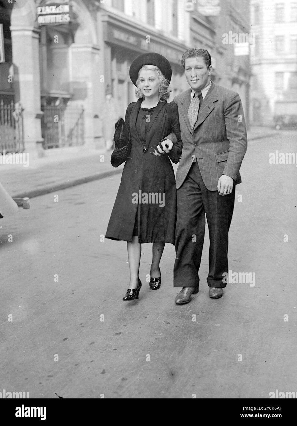 Eric Boon et sa fiancée, Miss Wendy Elliott et mariage le 4 mars 1940 Banque D'Images