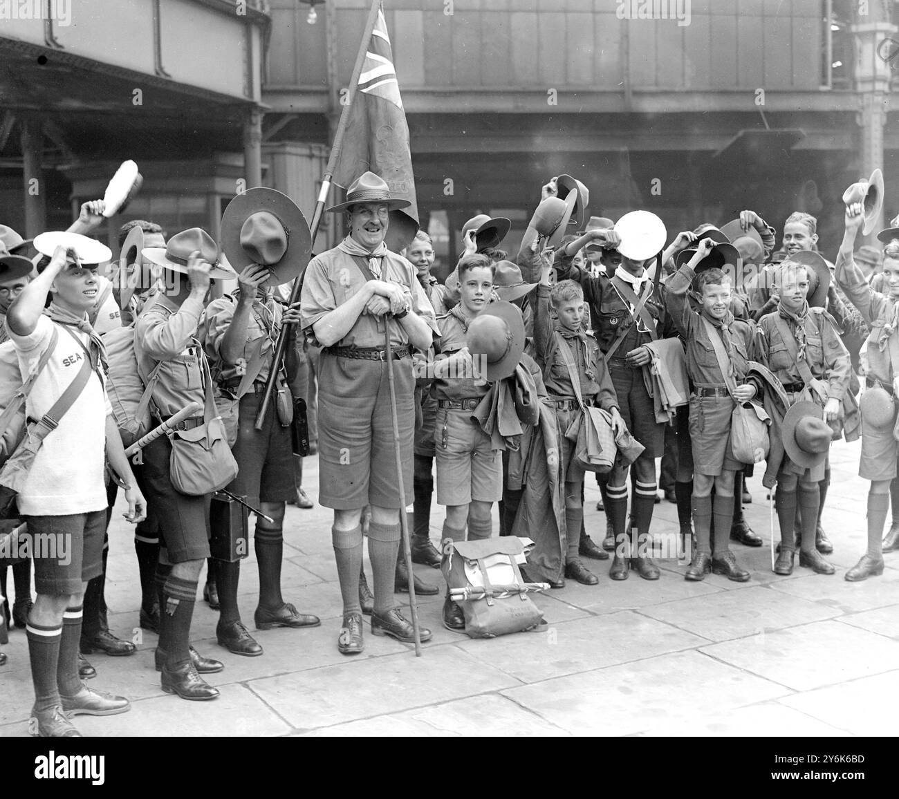 Boy Scouts Jamboree Sir Alfred Pickford , commissaire outre-mer avec des garçons de la Barbade et de Trinidad à leur arrivée à Paddington . 30 juillet 1924 Banque D'Images
