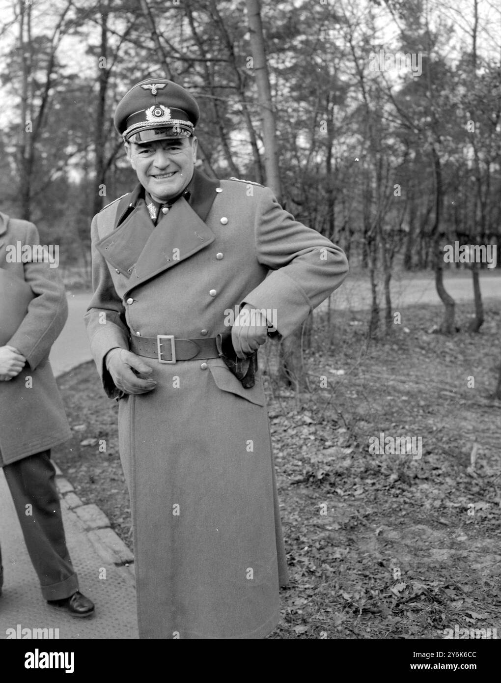 Berlin Allemagne L'acteur britannique Jack Hawkins joue le rôle d'officier nazi sur le tournage du film The Two Headed Spy le 17 mars 1958 Banque D'Images