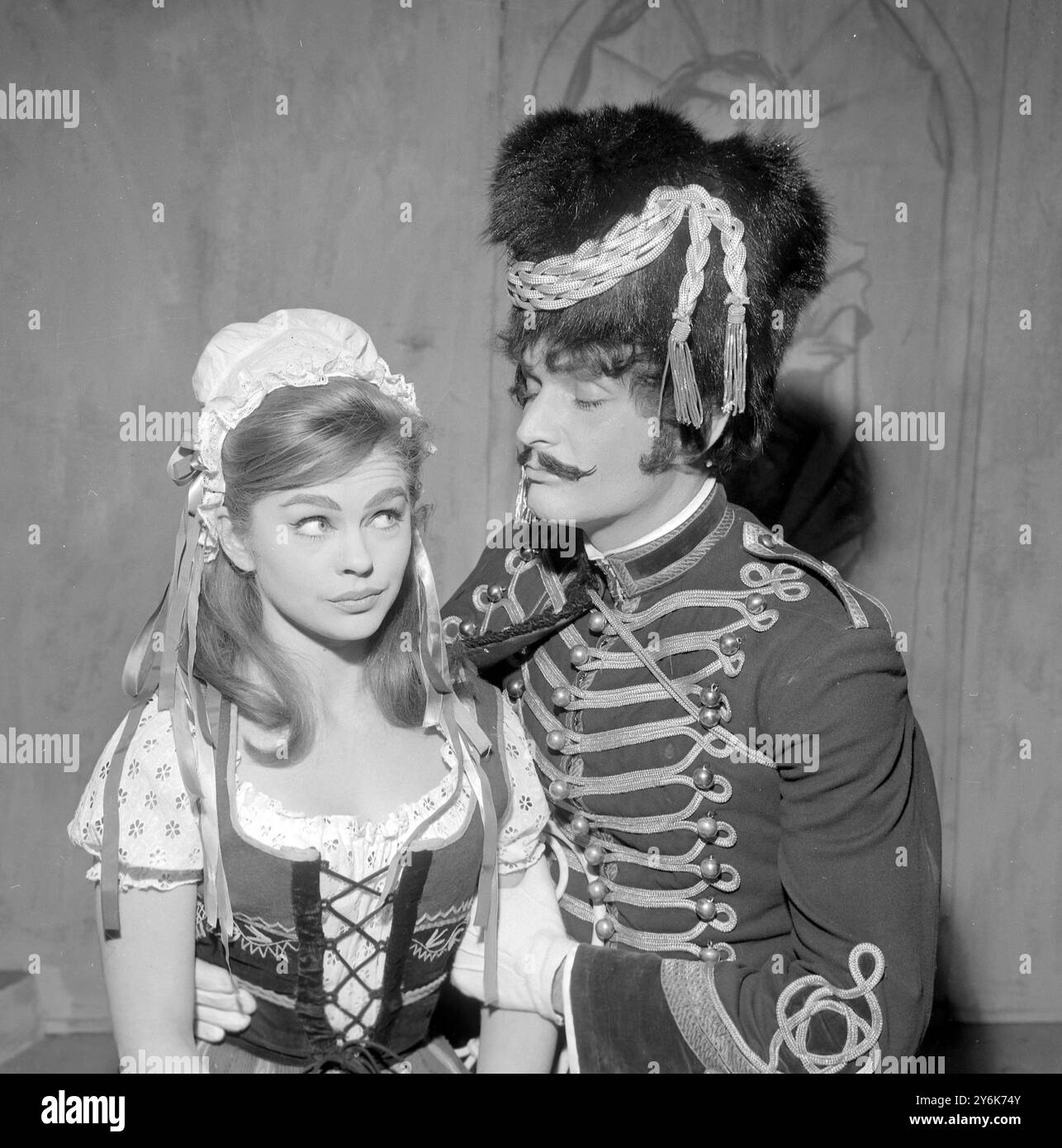 L'acteur David Knight et Sally Smith pendant les répétitions dor The Shaw jouent Arms and the Man au théâtre Mermaid le 19 mars 1962 Banque D'Images