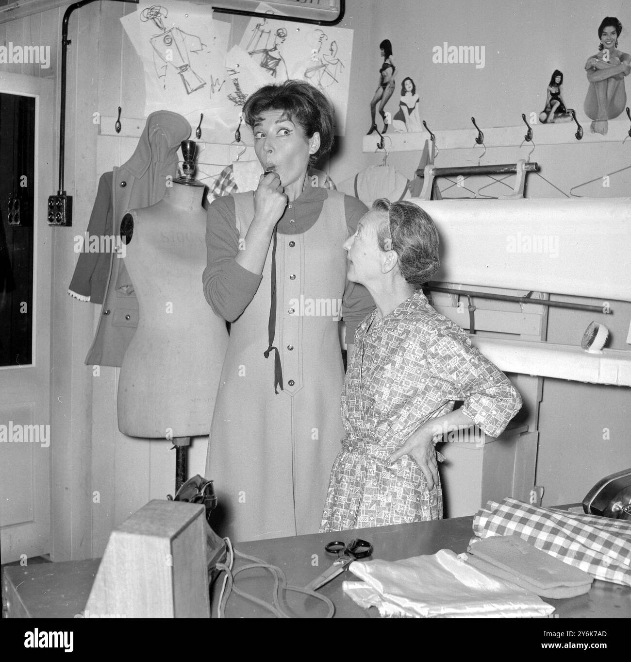 Frère Lil alias Tiny actrice ESMA Cannon attend le souffle sur le sifflet de ' Paddy ' Miriam Karlin dans la version scénique de la comédie télévisée BBC The Rag Trade Piccadilly Theatre 18 décembre 1962 Banque D'Images