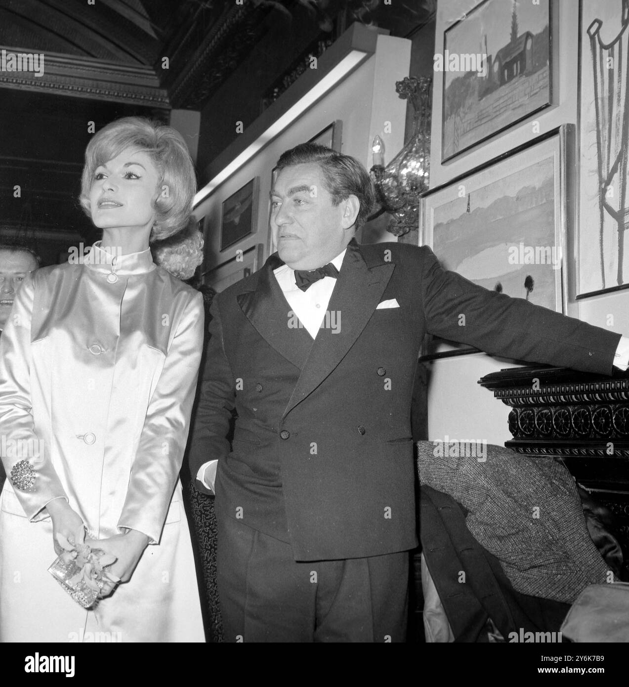 London Margit Saad ( la dame principale ) avec le comédien Tony Hancock à Tonights West End premier de 'The Rebel' , son premier film. 2 mars 1961 Banque D'Images