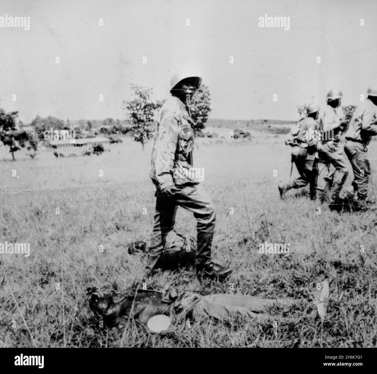 Enugu troupes fédérales nigérianes marchant parmi les corps ' rebelles ' morts dans les locaux du Parlement à Enugu hier, la capitale de la région séparatiste orientale connue sous le nom de Biafra, est maintenant aux mains du gouvernement fédéral le 11 octobre 1967 Banque D'Images