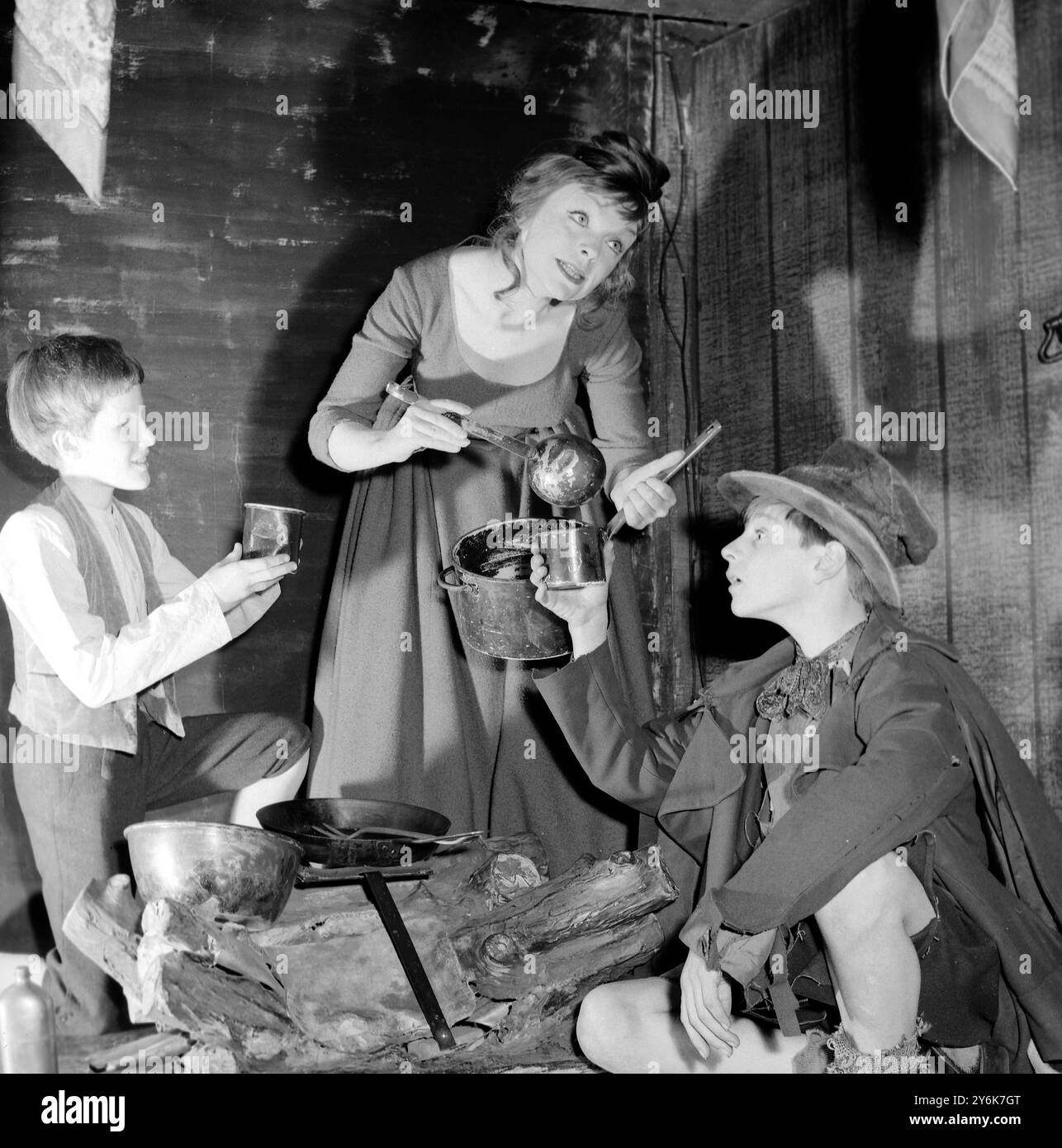 Vivienne Martin pendant les répétitions pour le rôle principal de Nancy dans la comédie musicale Oliver avec elle sont Colin page (Oliver) et Michael Goodman (Artful Dodger) 9 avril 1962 Banque D'Images