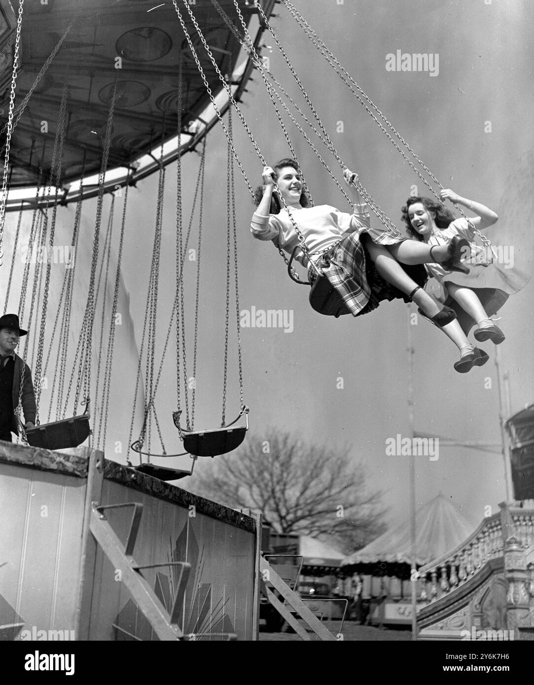 Pâques va avec un swing pour Jill Anstey, à gauche, et Vanessa Terry deux des filles de la revue non-stop du Windmill Theatre alors qu'elles prennent du temps entre les représentations pour se joindre à des milliers de vacanciers dans le plaisir de la foire de Pâques à Hampstead Heath, Londres. 16 avril 1949. Banque D'Images