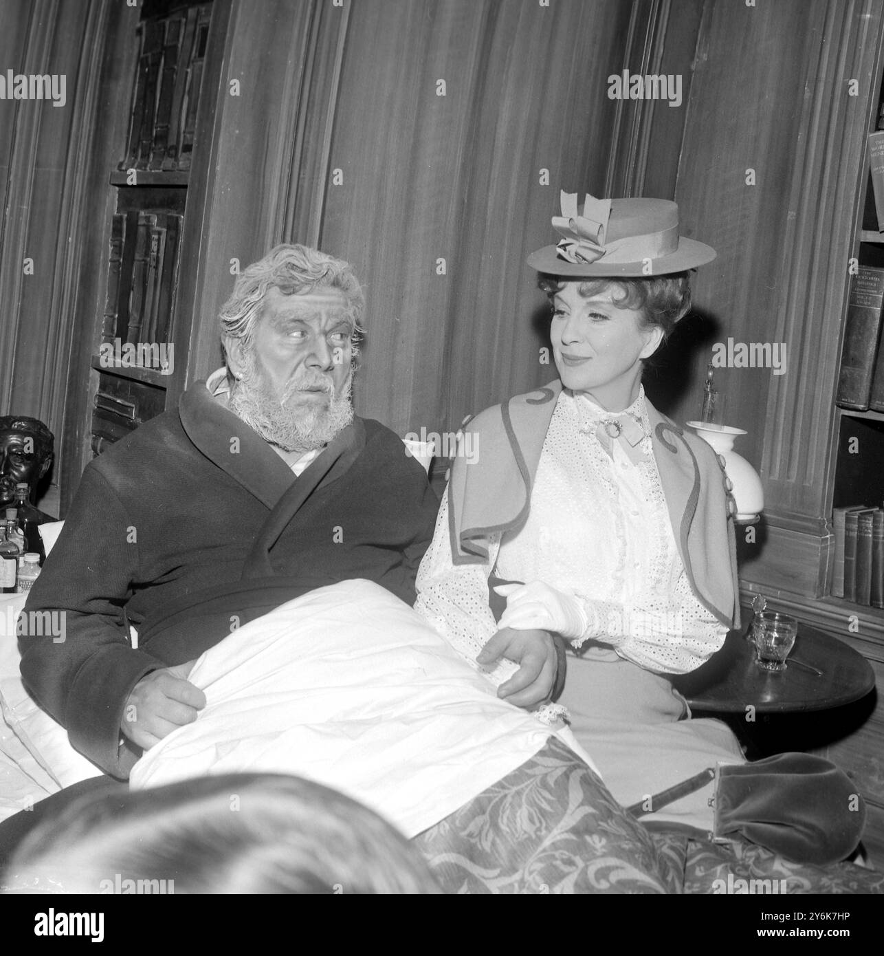 L'actrice Diana Wynyard est assise sur le lit de son mari acteur et dramaturge Peter Ustinov dans la répétition vestimentaire de la pièce photo Finish au London Saville Theatre le 24 avril 1962 Banque D'Images