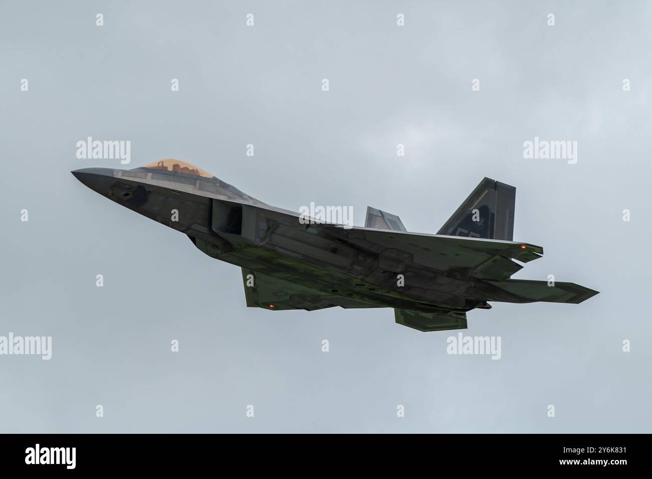 Un F-22A Raptor de l'US Air Force affecté à la 1st Fighter Wing, joint base Langley-Eustis, Virginie, part pour l'exercice Southern Beach à Kadena Air Banque D'Images