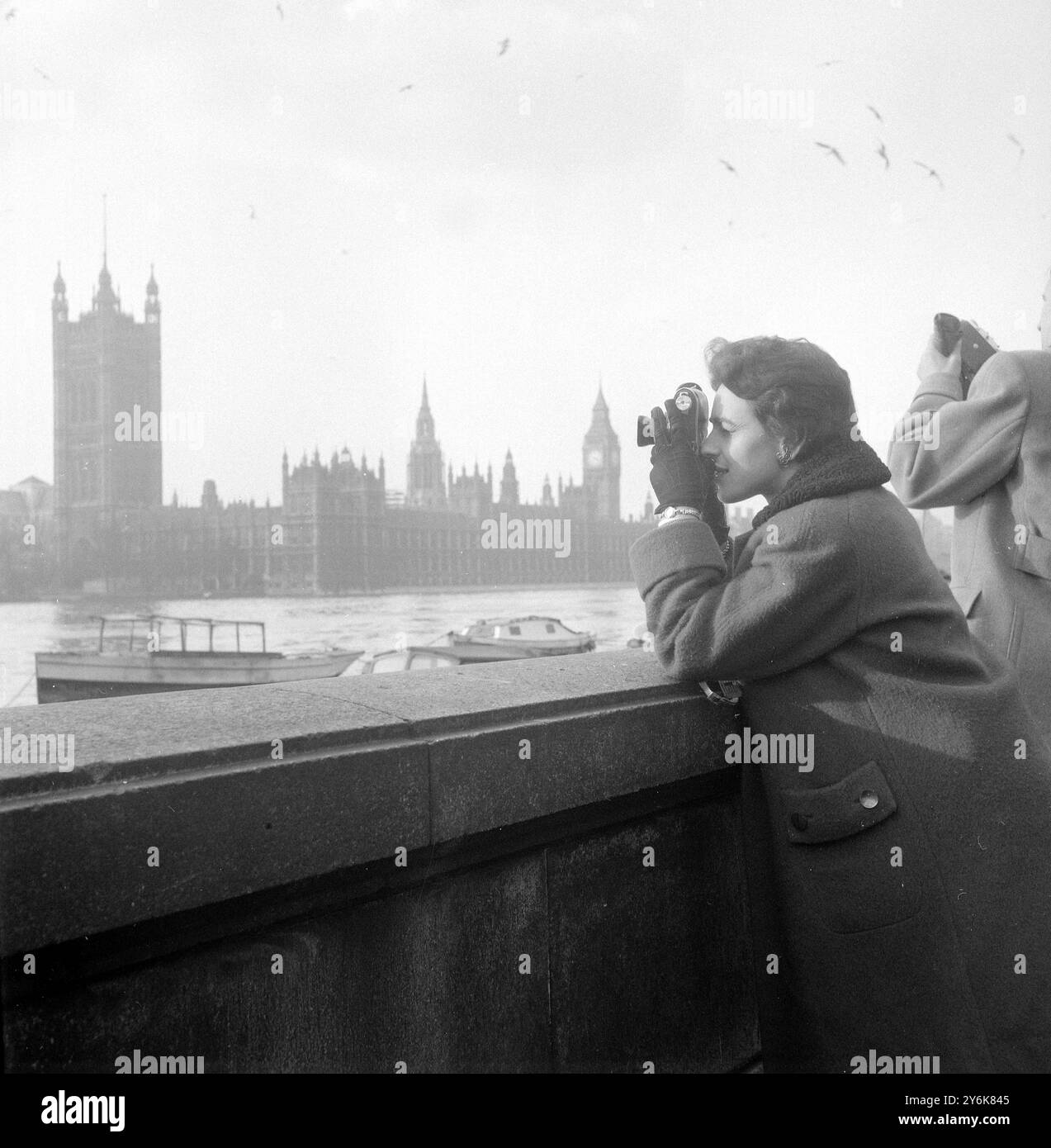 Dr Hupert fréquentant Matt Busby à l'hôpital Recht Der Isar de Munich prenant une photo instantanée du palais de Westminster lors de sa tournée de Londres le 9 mars 1958 Banque D'Images