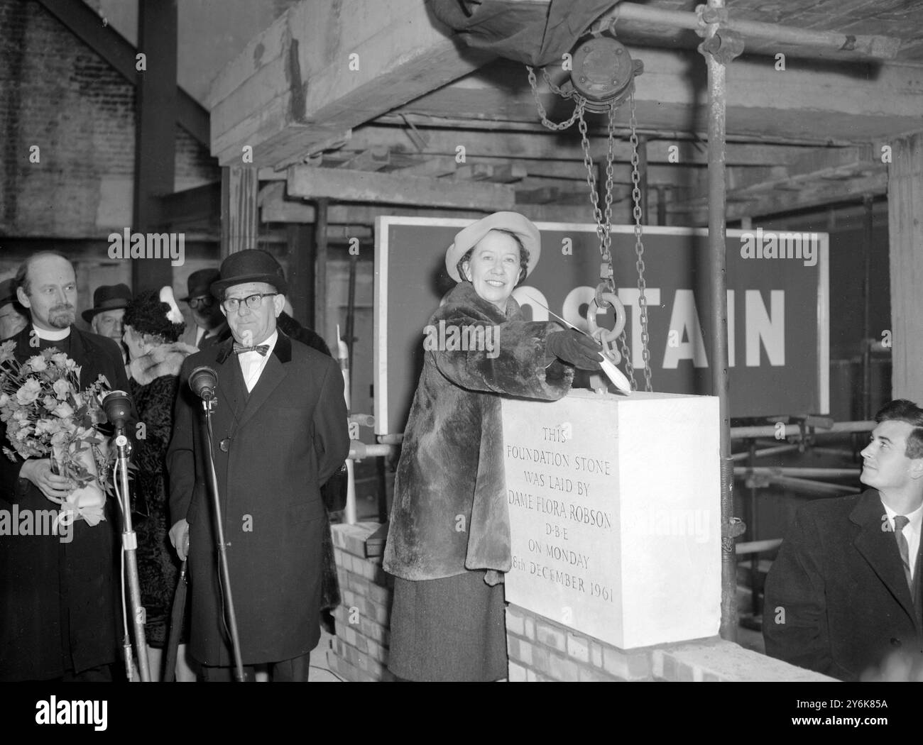 Dame Flora Robson, avec une truelle à la main, pose la première pierre du Prince Charles Theatre à Londres le 18 décembre 1961 Banque D'Images