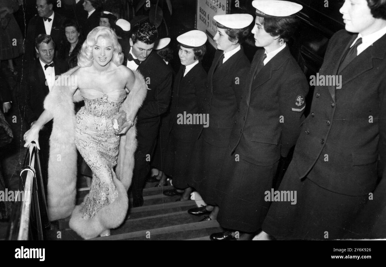 Star du film britannique Diana DORS arrivée au Lords Taverners Charity film première de dont Go Near the Water à l'Empire Theatre, Leicester Square 13 février 1958 Banque D'Images