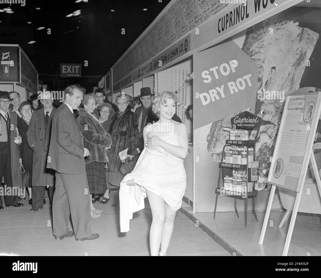 L'exposition Practical Householder s'ouvre aujourd'hui à Empress Hall London sponsorisée par le magazine britannique Practical Householder publié par George Newnes Janet Burt 21 Walking through exposition from Build It Yourself douche stand to her dressing room 19 février 1958 Banque D'Images