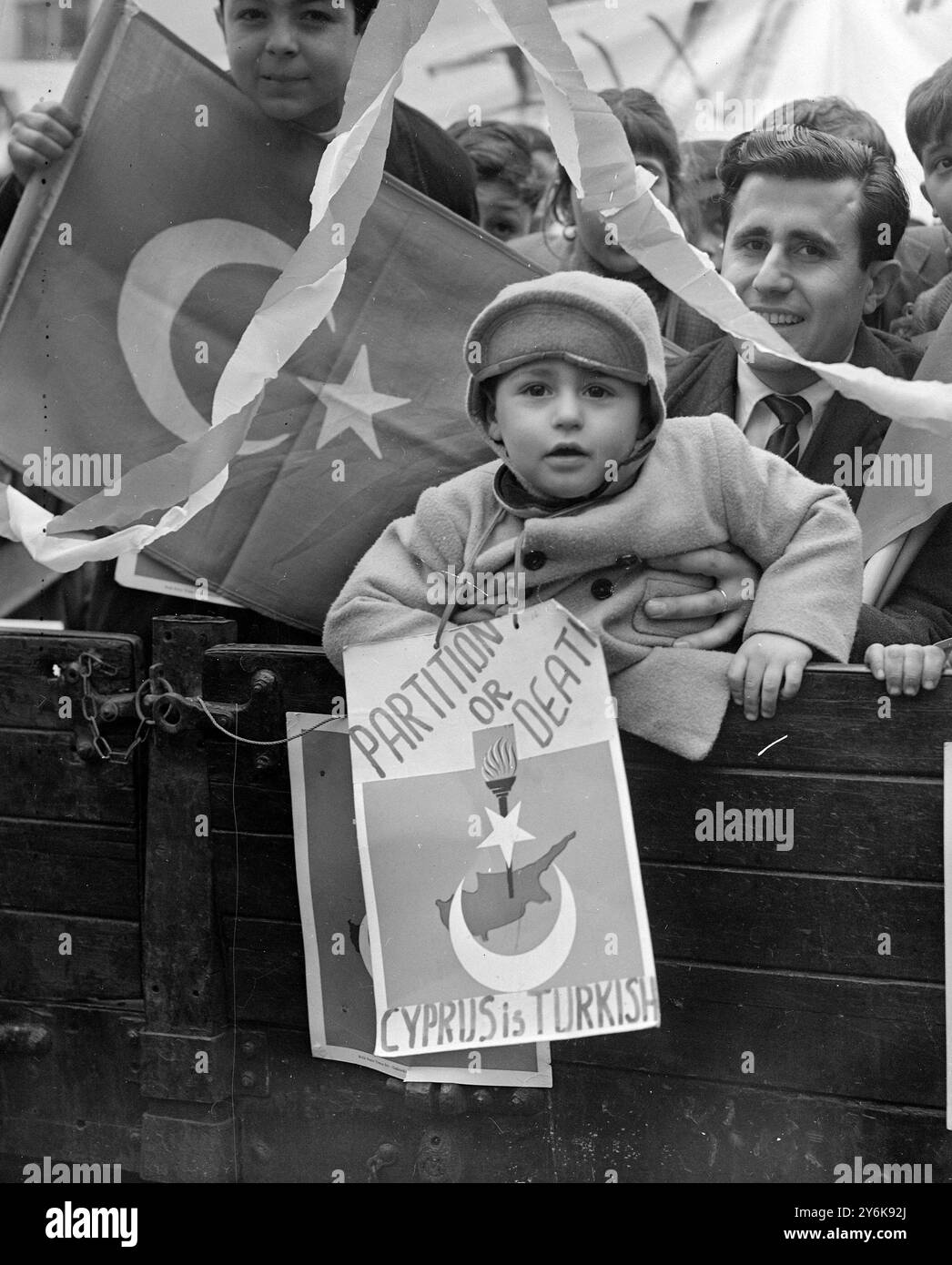 Des milliers de Chypriotes turcs ont défilé depuis le siège de l'Association turque Cyrus à Londres pour une réunion de masse des Chypriotes turcs, du siège de Dean Street à Trafalgar Square, au-dessus de la partition de la camionnette insulaire où un jeune enfant chypriote turc s'est rendu le 23 février 1958 Banque D'Images