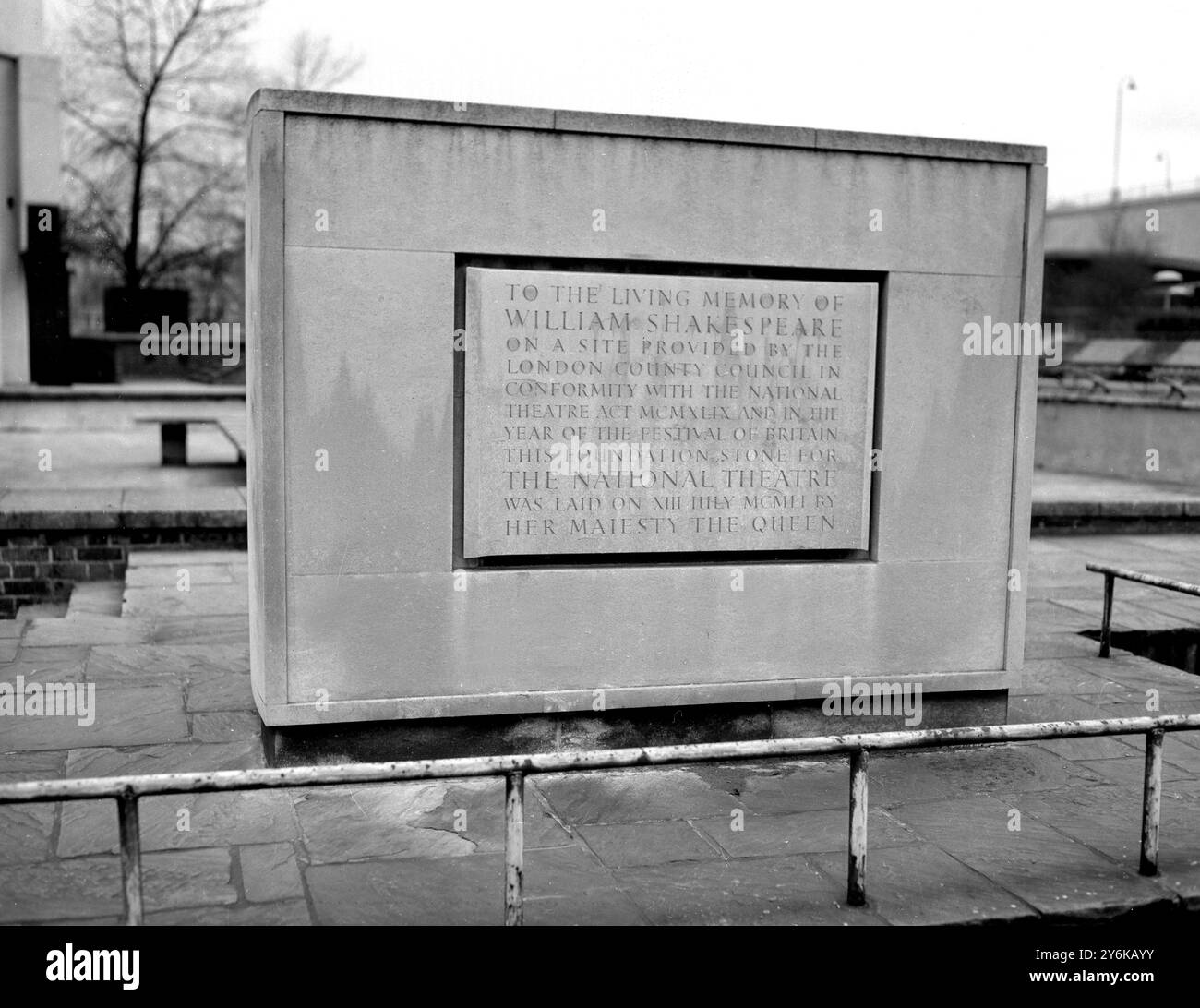 La Foundation Stone, située sur London South Bank, est tout ce qu'il y a à montrer pour le résultat de la campagne vieille de 58 ans pour le National Theatre en Grande-Bretagne. La pierre a été posée par la Reine mère il y a 10 ans 22 mars 1961 Banque D'Images