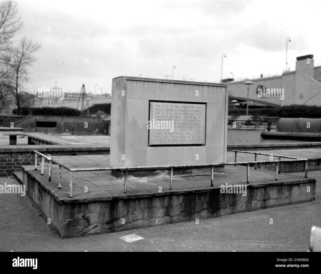 La Foundation Stone, située sur London South Bank, est tout ce qu'il y a à montrer pour le résultat de la campagne vieille de 58 ans pour le National Theatre en Grande-Bretagne. La pierre a été posée par la Reine mère il y a 10 ans 22 mars 1961 Banque D'Images