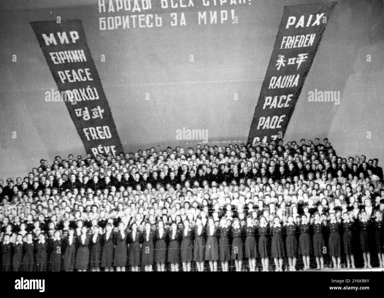 La Grande finale avec tous les membres qui ont pris part au concert final du Théâtre Bolshei de la RSFSR amateur talent revue for Student of the Technical Trade Educational Establishment se joignent à chanter la chanson de Muradeli on War Moscow janvier 1961 Banque D'Images