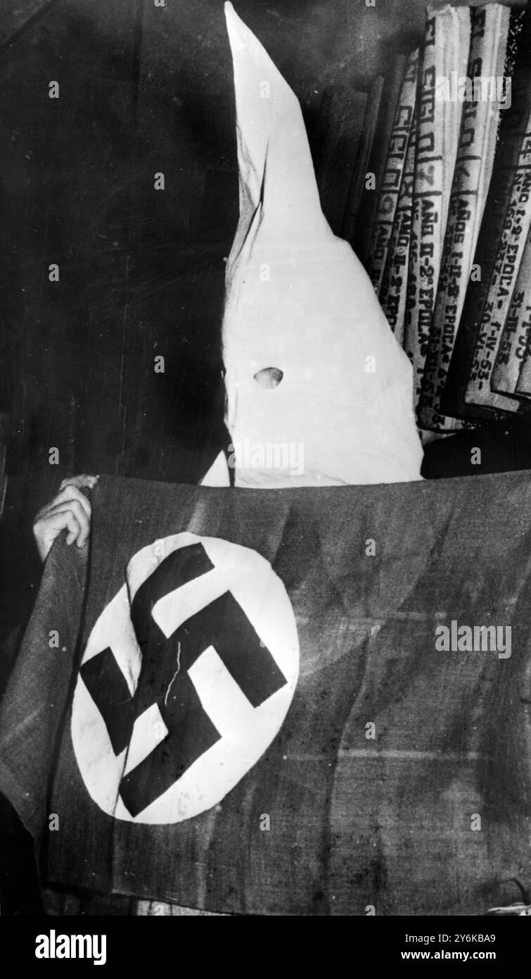 Santiago, Chili : un homme portant une robe de type Ku Klux Klan A. D portant un drapeau similaire à celui de l'Allemagne nazie, pose après que lui et trois autres hommes aient été arrêtés pour des attaques antisémites signalées. Les hommes auraient dit avoir reçu leurs instructions des États-Unis. Le 27 mai, il a été annoncé qu’une nouvelle vague d’antisémitisme grandissant dans toute l’Amérique du Sud ferait l’objet d’une réunion de cinq jours parrainée par le Congrès juif mondial à Buenos Aires en juillet. Les quartiers juifs là-bas ont dit que les sentiments étaient en partie attisés par le Klan aux États-Unis, et sa Banque D'Images