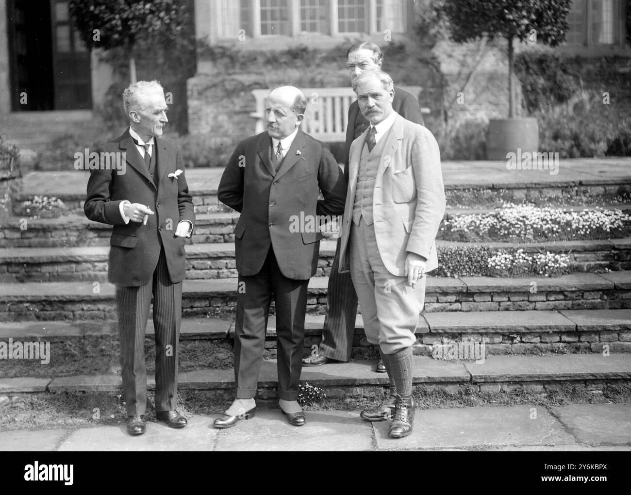 La Conférence anglo-belge à Chequers. Le premier ministre a eu une conférence le week-end avec M. Theunis, le premier ministre belge, et M. Paul Hymans, le ministre belge des Affaires étrangères. M. Ramsay MacDonald , M. Theunis et M. Hymans. A l'arrière, à gauche, Sir Eyre Crowe , sous-secrétaire adjoint aux Affaires étrangères. 3 mai 1924 Banque D'Images